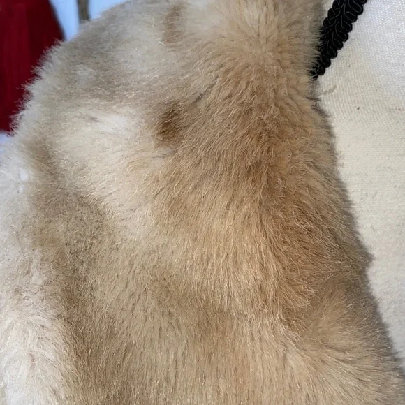 Vintage Luxurious Tan Faux Fur Cape - Picture 6 of 7